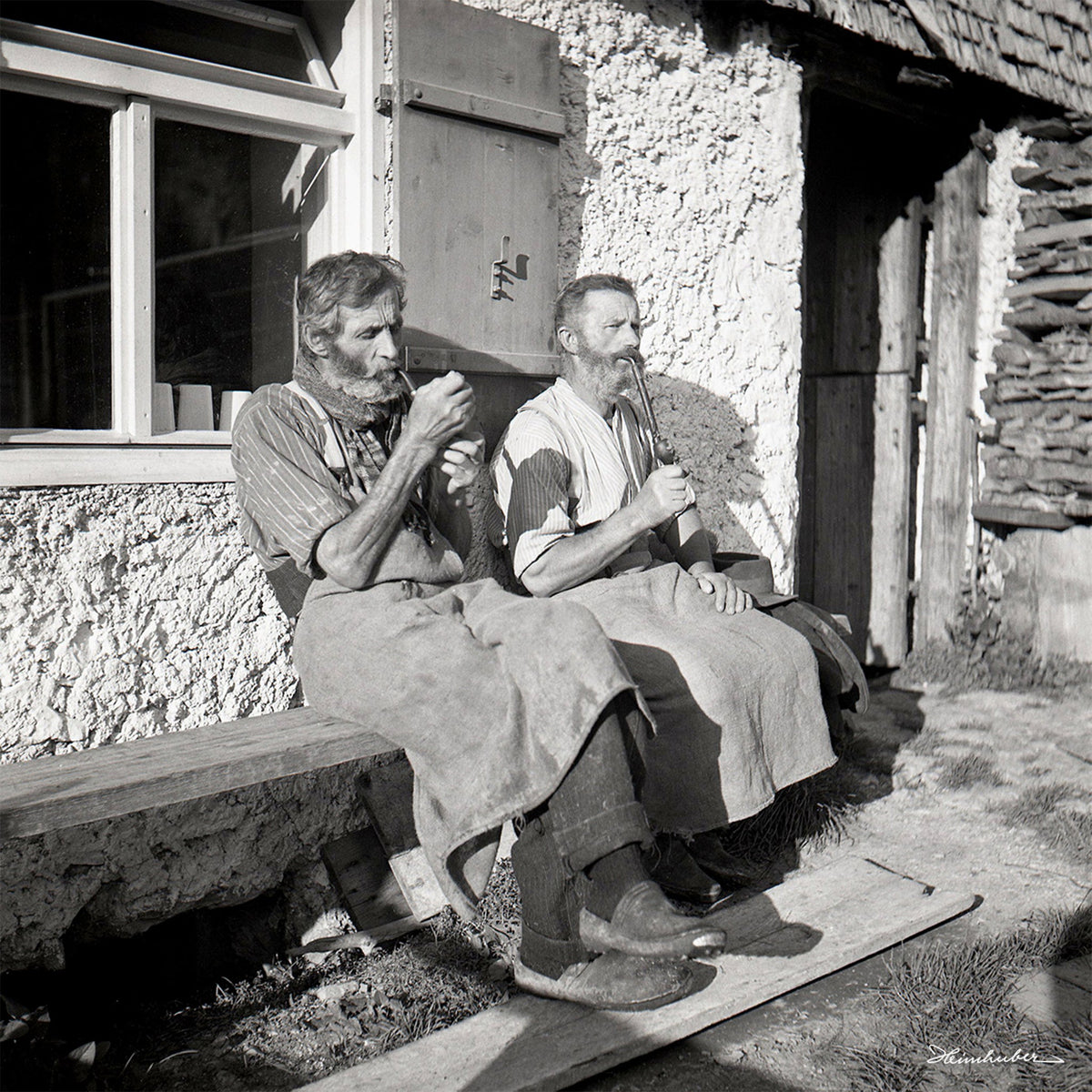 Zwei Sennen vor der Straußberghütte