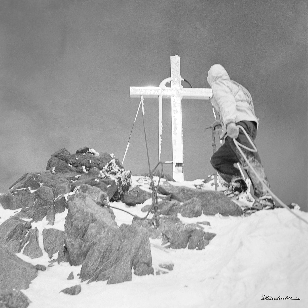 Gebirgsjäger am Gipfelkreuz