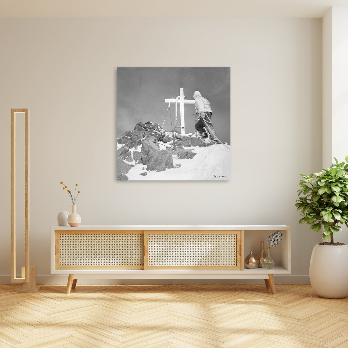 Gebirgsjäger am Gipfelkreuz