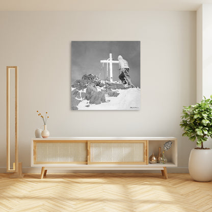 Gebirgsjäger am Gipfelkreuz