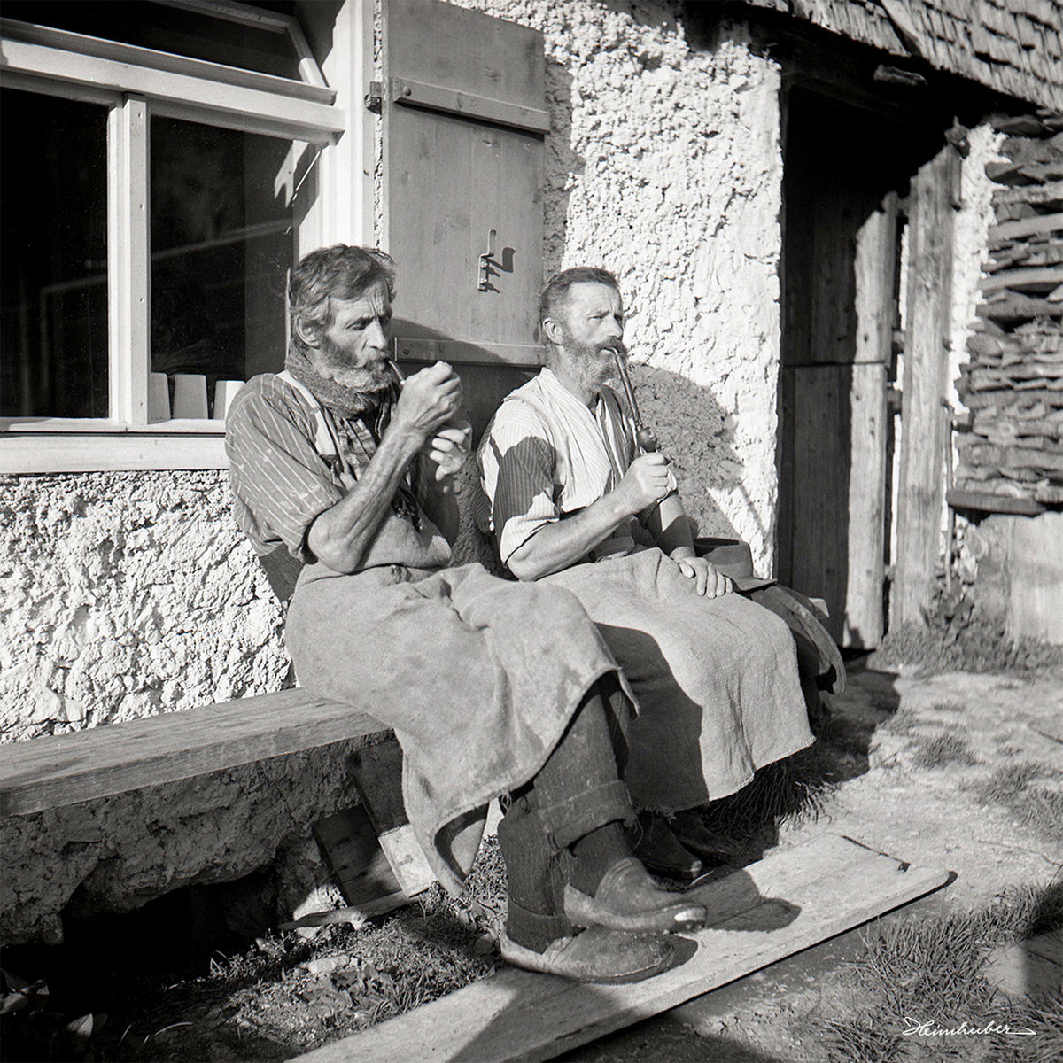 Zwei Sennen vor der Straußberghütte