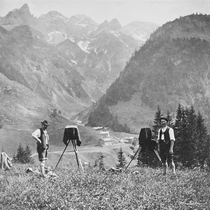 Fritz und Eugen Heimhuber mit Großformatkameras vor Einödsbach