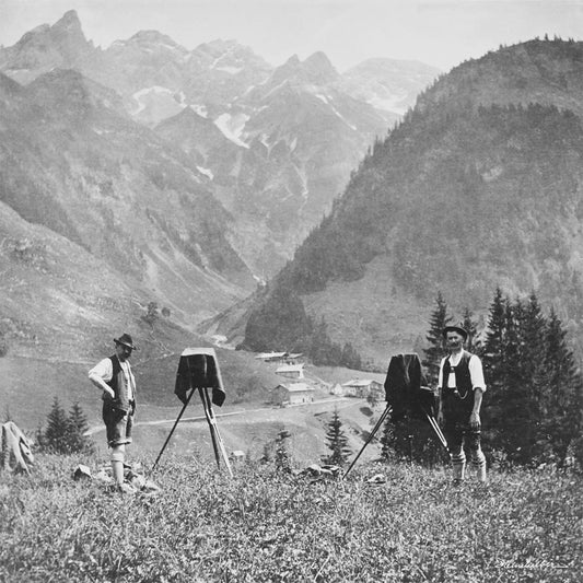 Fritz und Eugen Heimhuber mit Großformatkameras vor Einödsbach