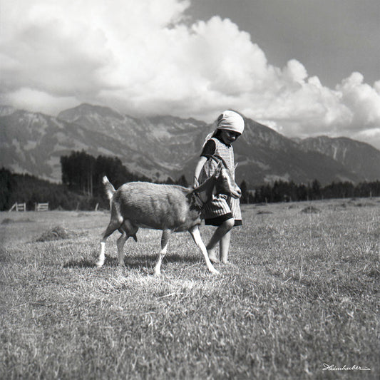Mädchen mit Ziege