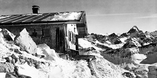 Nebelhorn Gipfelhütte mit Hochvogel