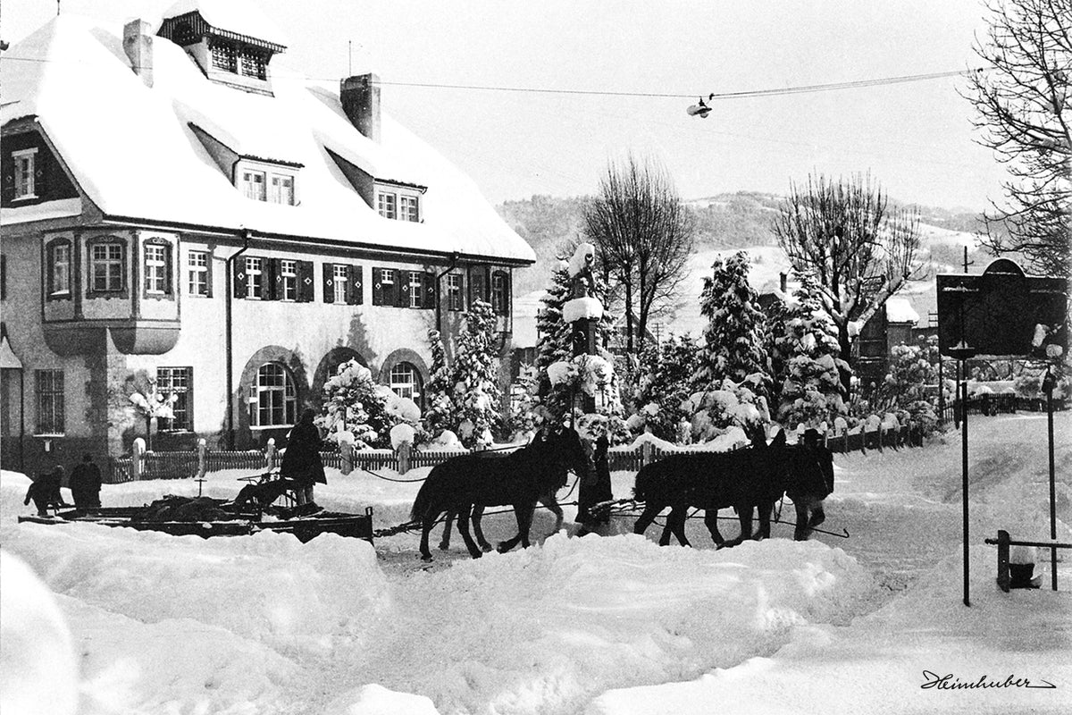 Schneepflug vor altem Postgebäude