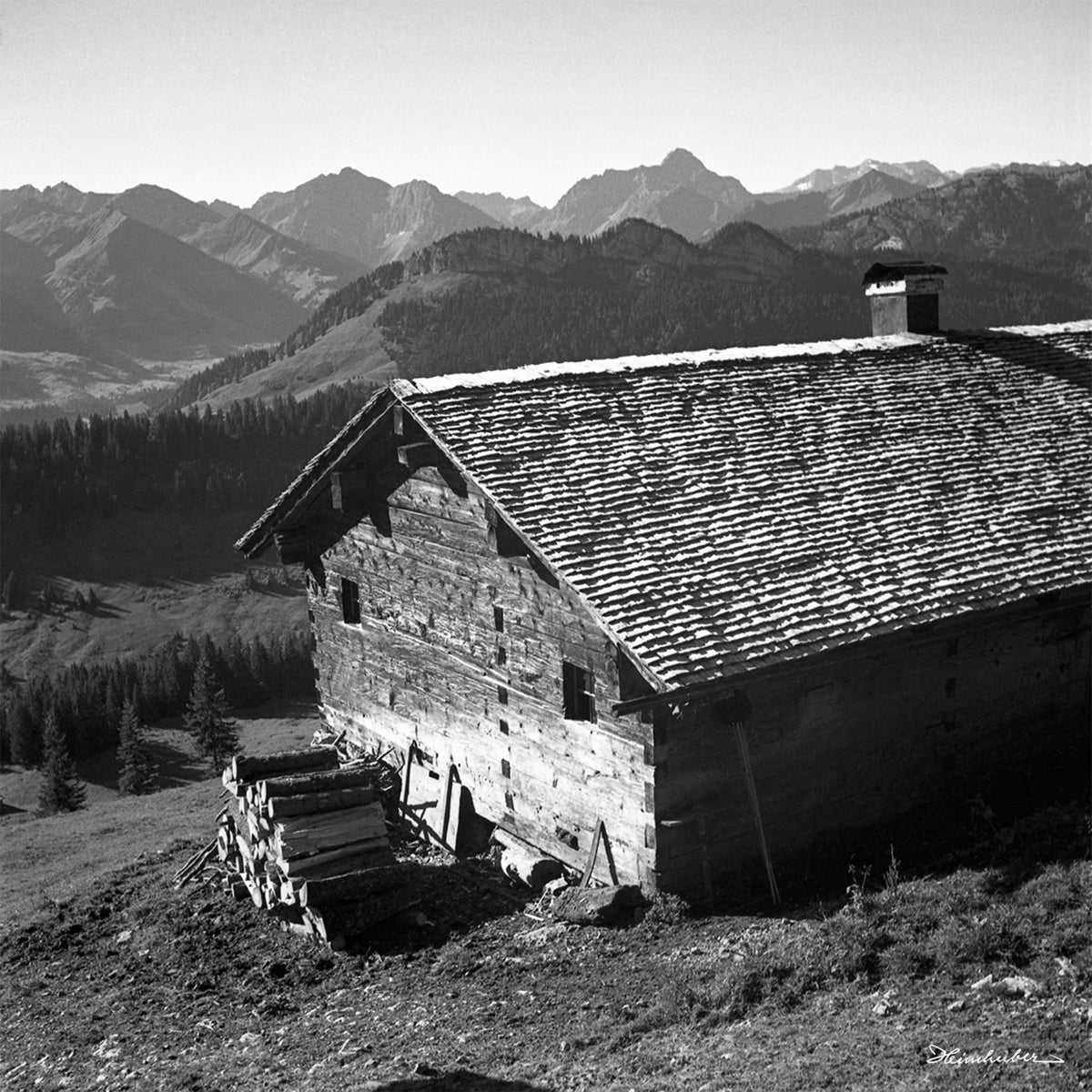 Holzhütte mit Bergblick