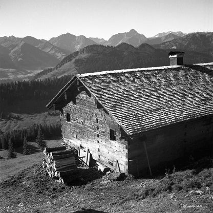 Holzhütte mit Bergblick