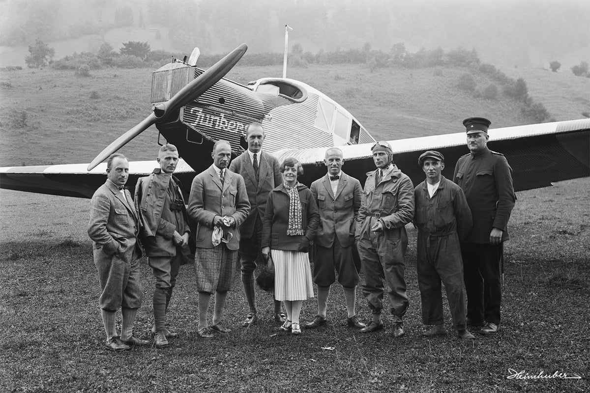 Gruppe vor Flugzeug