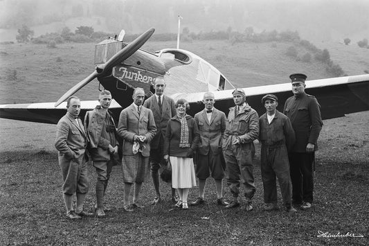 Gruppe vor Flugzeug