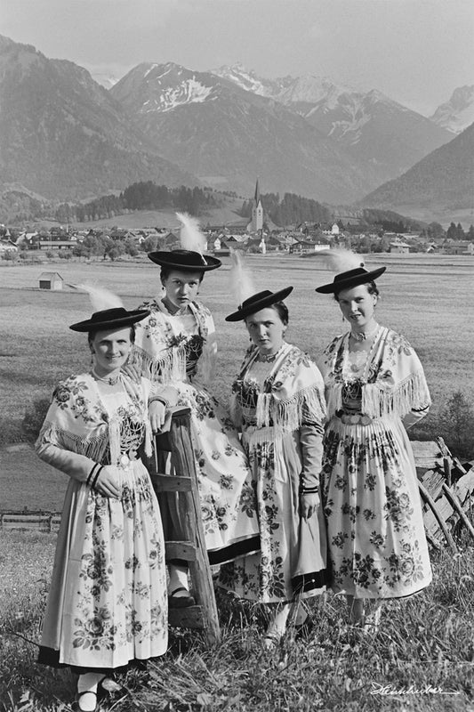Trachtenmädchen vor Oberstdorf