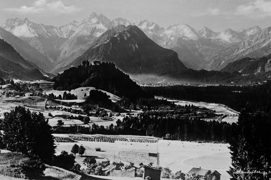 Schöllanger Burg vor Bergkulisse