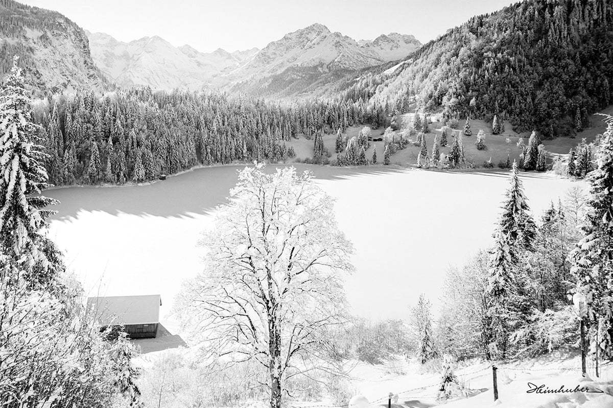 Schneebedeckter Bergsee
