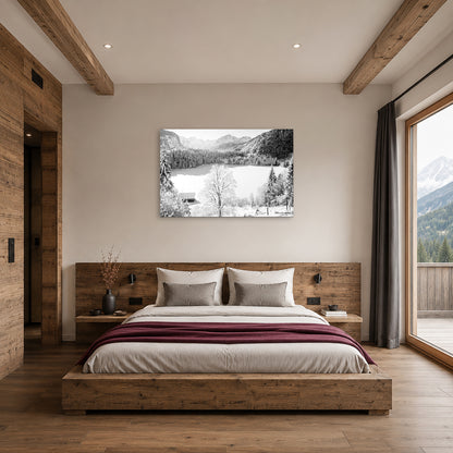 Schneebedeckter Bergsee