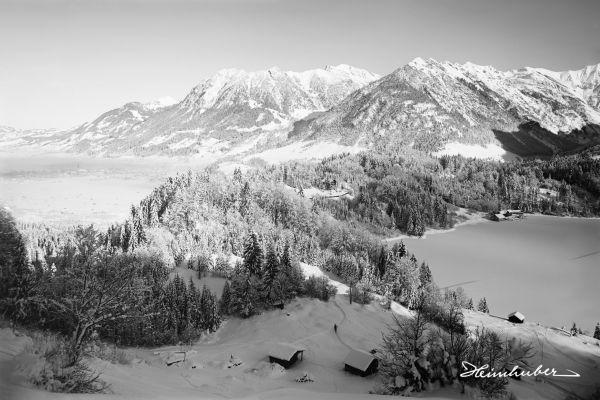 Bergsee im Winter
