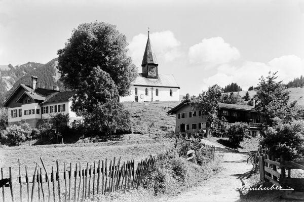 Berghofener Kapelle mit Schule